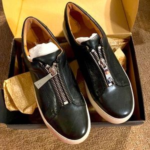 Frye Lena zippered low top black leather sneaker
